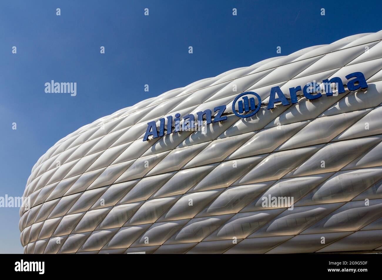 Munich, Allemagne - 08 26 2011 : stade Allianz Arena à Munich, Allemagne, en été. Banque D'Images