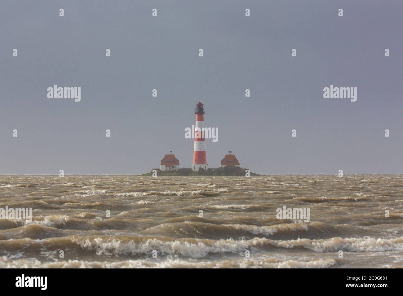 Le phare Westerheversand à la marée de la tempête. Péninsule d'Eiderstedt, Frise du Nord, Allemagne Banque D'Images Le phare Westerheversand à la marée de la tempête. Péninsule d'Eiderstedt, Frise du Nord, Allemagne Banque D'Images