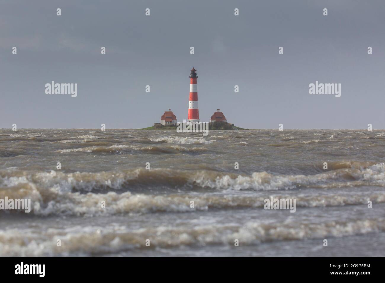 Le phare Westerheversand à la marée de la tempête. Péninsule d'Eiderstedt, Frise du Nord, Allemagne Banque D'Images Le phare Westerheversand à la marée de la tempête. Péninsule d'Eiderstedt, Frise du Nord, Allemagne Banque D'Images