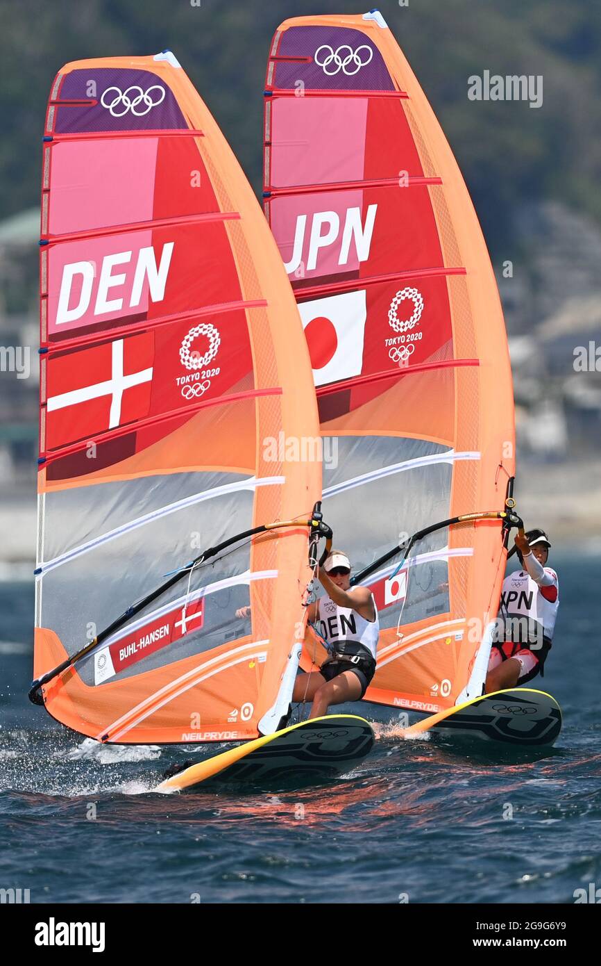 Kanagawa, Japon. 26 juillet 2021. Laerke Buhl-Hansen (L), du Danemark, et Yuki Sunaga, du Japon, concourent lors du match de classe RS:X de planche à voile féminin aux Jeux Olympiques de Tokyo 2020 à Enoshima Yacht Harbor à Kanagawa, au Japon, le 26 juillet 2021. Credit: Huang Zongzhi/Xinhua/Alamy Live News Banque D'Images
