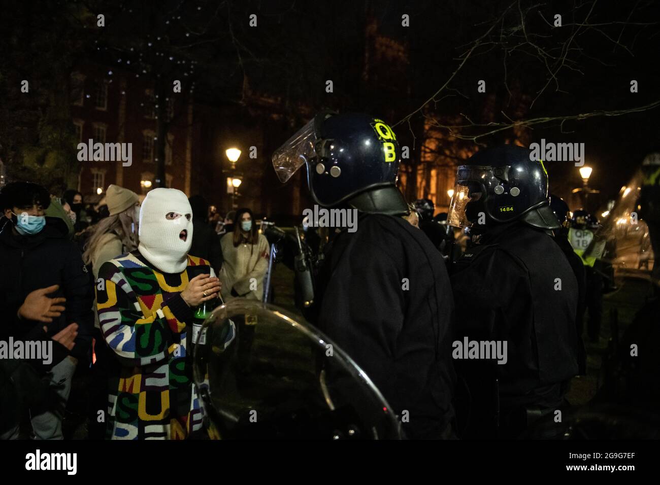 Bristol, Royaume-Uni. 24 mars 2021. La police anti-émeute, les maîtres-chiens, les hélicoptères et les officiers montés ont participé à une opération majeure pour briser une manifestation dans le centre-ville de Bristol mardi soir et toute la nuit. Un grand nombre de policiers ont dispersé des activistes au College Green après que plus de 100 personnes ont mis en place des tentes pour s'opposer au projet de loi sur la police et la criminalité du gouvernement et à l'impact qu'il aurait sur les voyageurs. Juste après minuit, environ 50 manifestants sont restés au College Green avec un grand nombre de policiers à côté. Banque D'Images