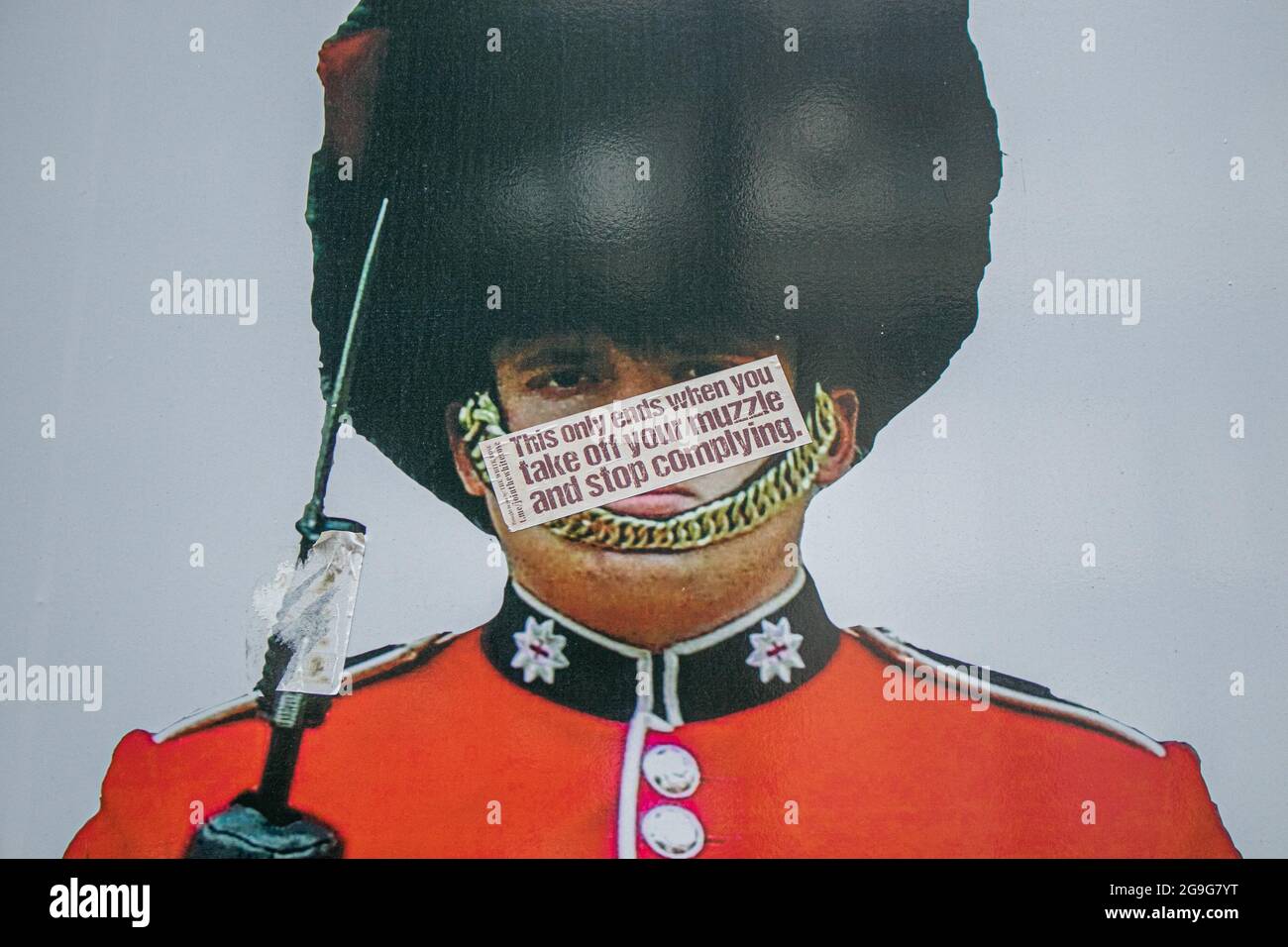 LONDRES 25 juillet 2021 . Un autocollant placé sur une affiche de Grenadier Guard lors d'un rassemblement anti-verrouillage de la liberté indique : « cela ne se termine que lorsque vous retirez votre museau et arrêtez de vous conformer à des partisans anti-vaccins appelés anti-vaxxers ou anti vax, qui sont généralement contre la vaccination et qui considèrent le covid comme un canular. Credit amer ghazzal/Alamy Live News Banque D'Images