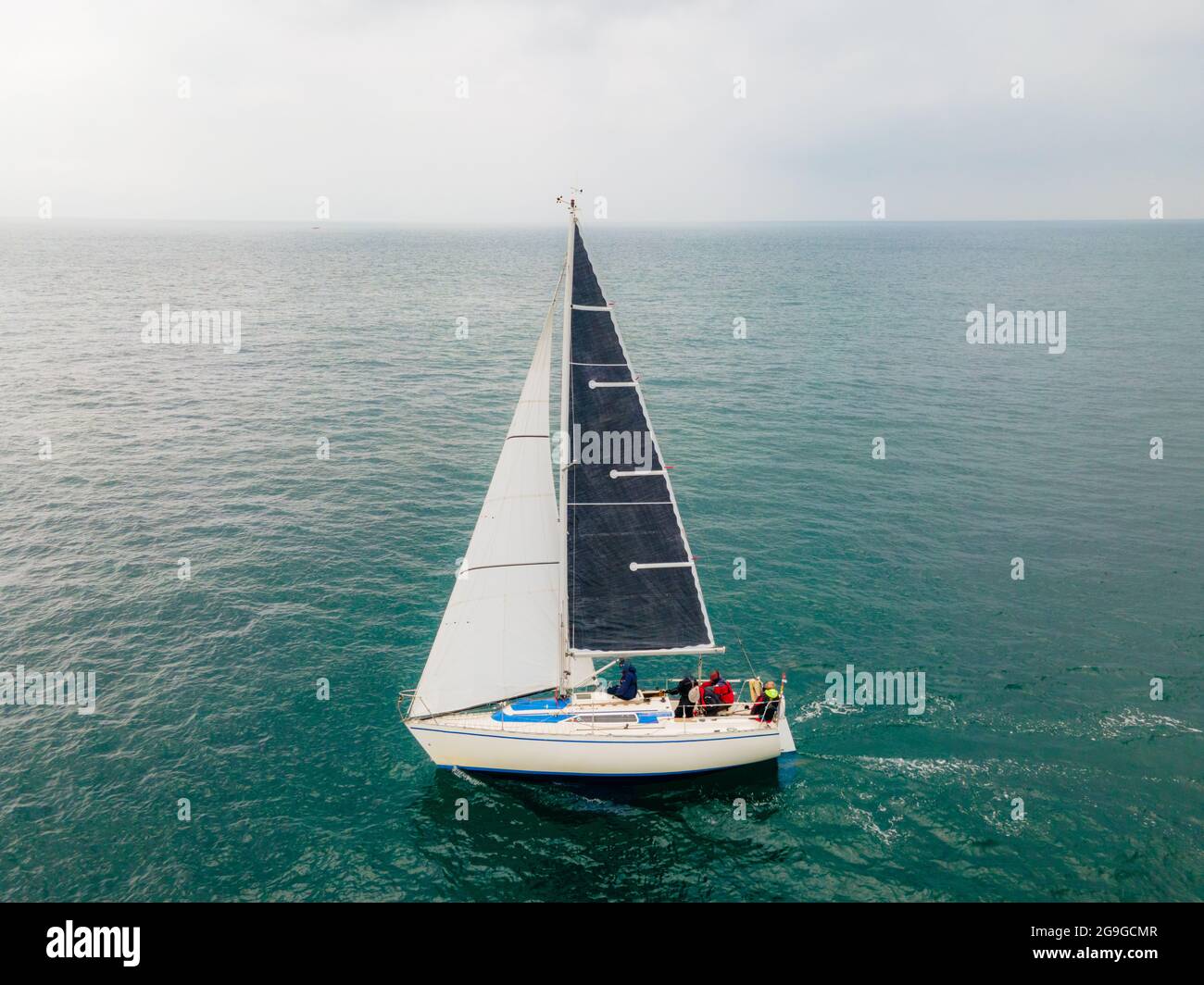 Voiliers naviguant le long de la côte jurassique à Devon, dans le sud-ouest de l'Angleterre Banque D'Images