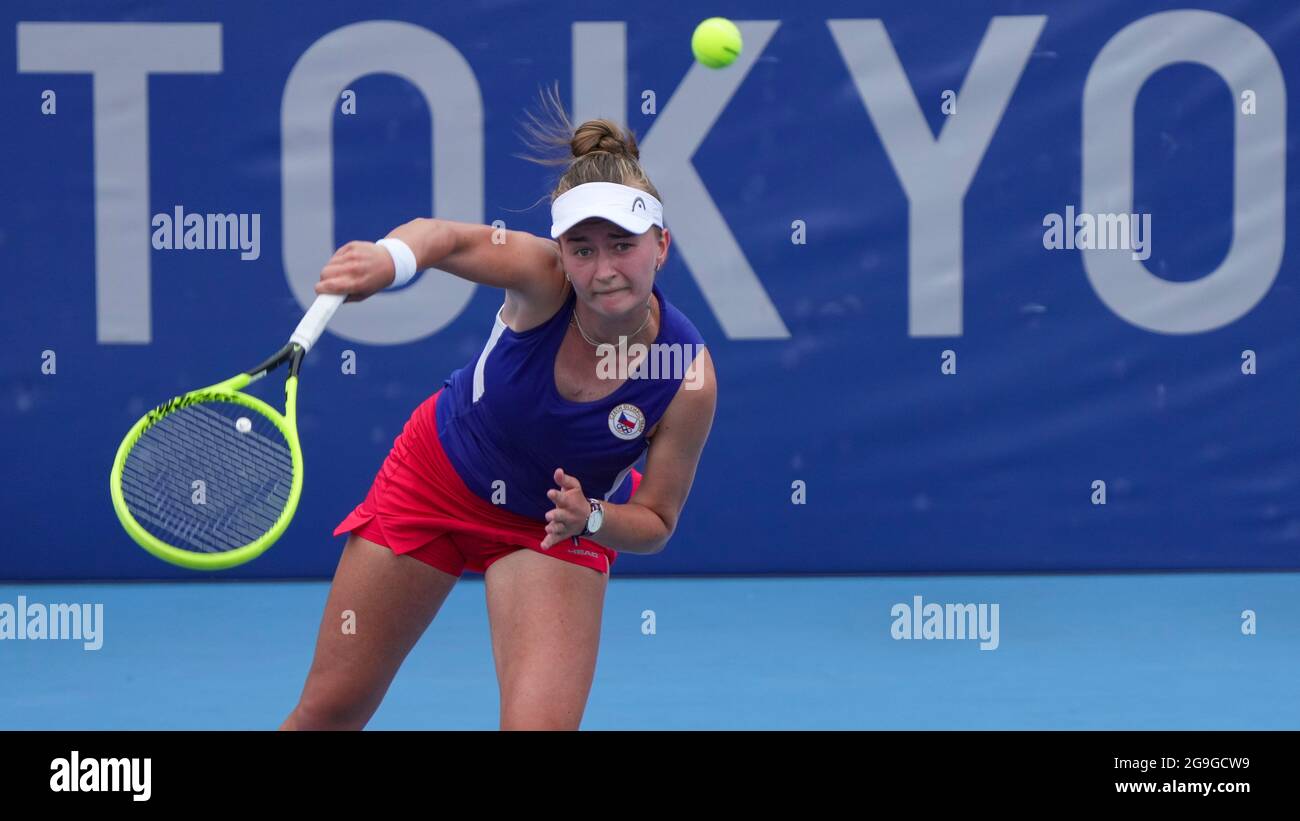 Le joueur de tennis tchèque Barbora Krejcikova joue contre Leylah Fernandez  (invisible) du Canada pendant le tournoi de tennis féminin de l'été 2020  Photo Stock - Alamy