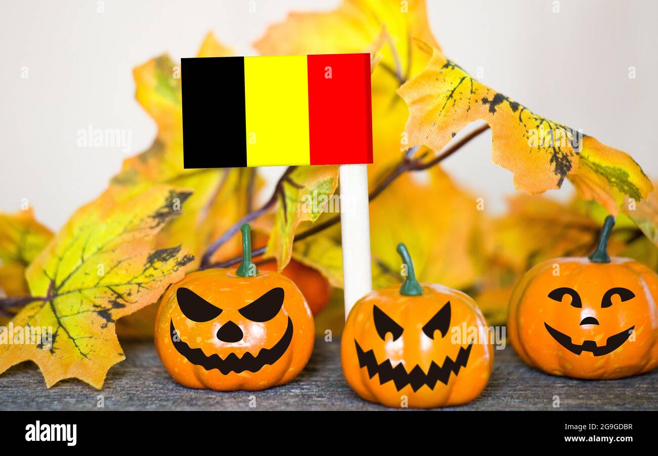 Arrièreplan coloré pour Halloween avec citrouilles souriantes et