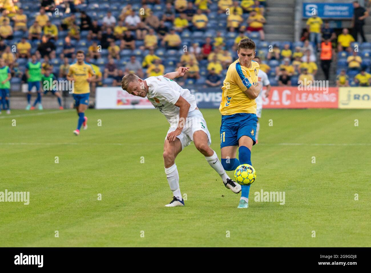 Broendby, Danemark. 25 juillet 2021. Mikael Uhre (11) de Broendby IF et Mads Lauritsen (3) de Viborg FF vu pendant le match 3F Superliga entre Broendby IF et Viborg FF à Broendby Stadion à Broendby. (Crédit photo : Gonzales photo/Alamy Live News Banque D'Images