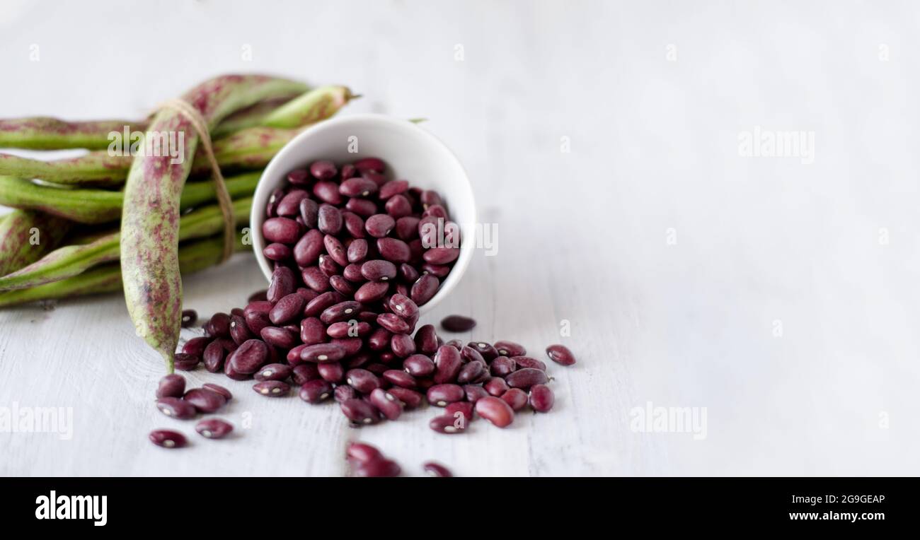 Les haricots sont rouges sur fond blanc. Le concept de la nourriture végétarienne saine avec l'espace de copie Banque D'Images