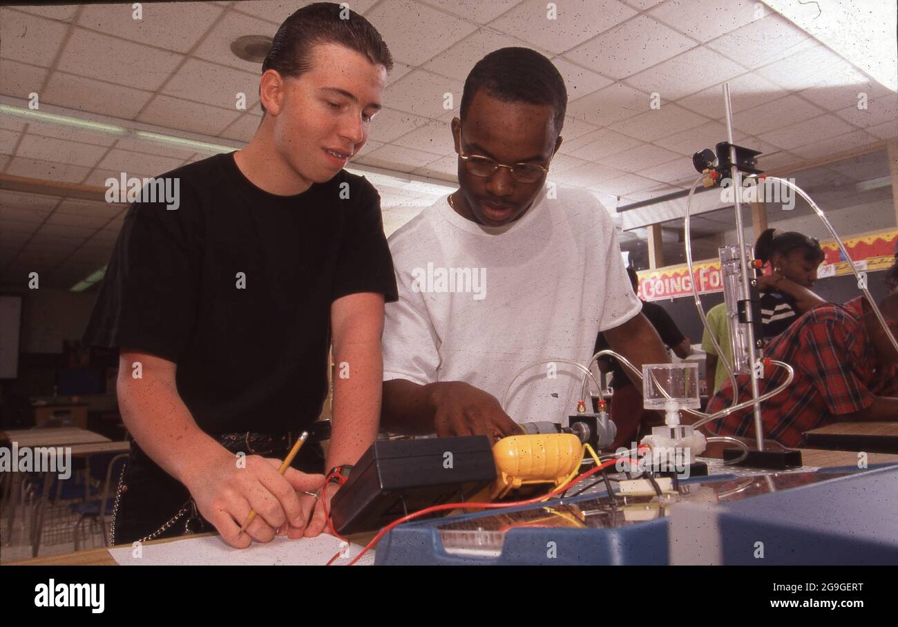 Austin, Texas, États-Unis, 1998: Les lycéens convertissent l'énergie fluide en énergie électrique à l'aide d'un moteur à air comprimé dans un laboratoire scientifique. ©1998 MR ER-061-075. ©Bob Daemmrich Banque D'Images