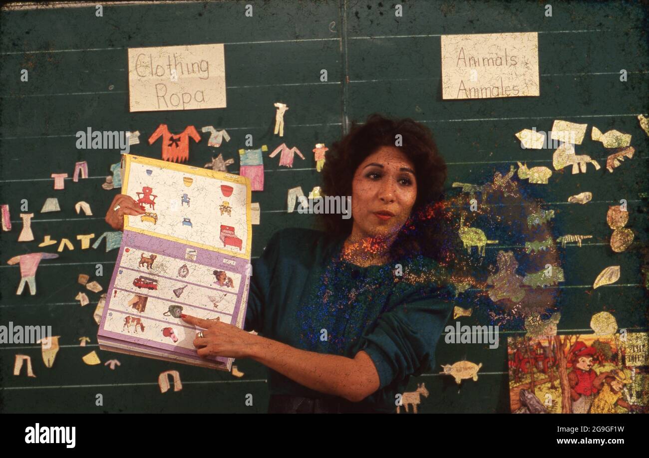 Austin Texas USA, 1989: Une femme hispanique l'enseignant d'anglais langue seconde (ESL) utilise une aide visuelle pour enseigner aux élèves dans une classe d'école primaire. M. RE 175. ©Bob Daemmrich Banque D'Images