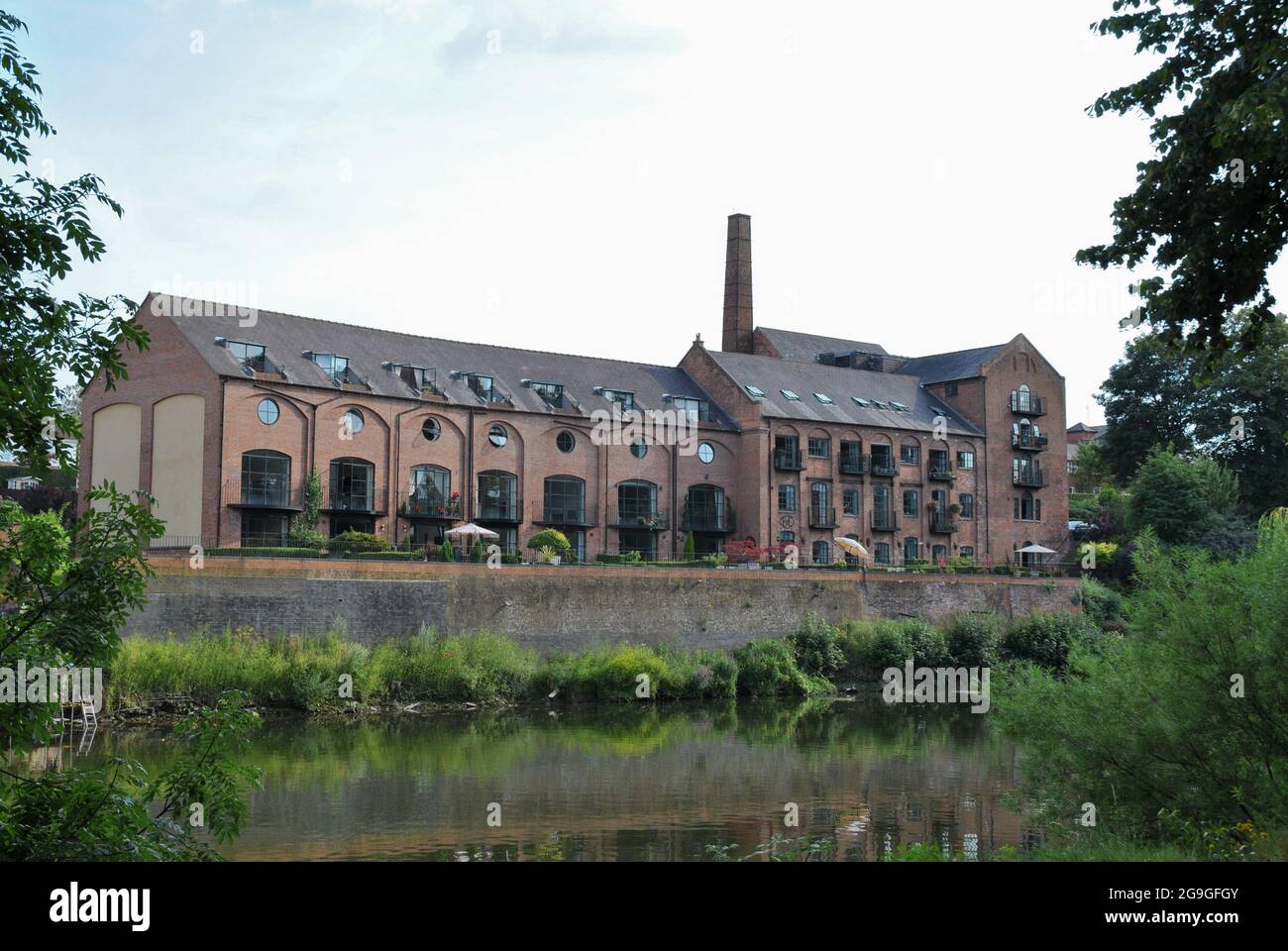 Une brasserie du début du XIXe siècle le long de la rivière à Shrewsbury, maintenant utilisée comme logement, qui est protégée par la liste de classe II. Banque D'Images