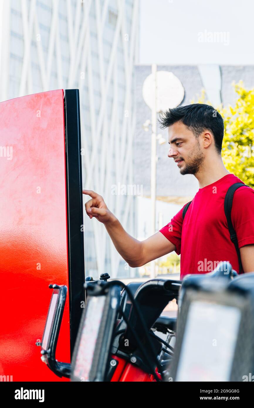 Jeune travailleur de bureau caucasien louant un vélo Banque D'Images