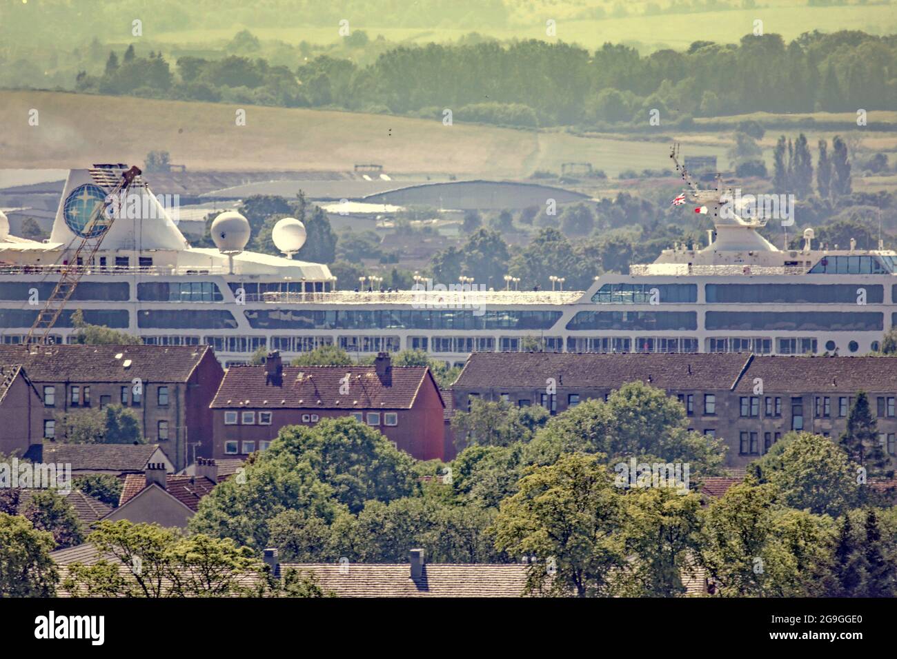 Glasgow, Écosse, Royaume-Uni, 26 juillet, 2021.le navire de croisière Azamara Quest quitte le clyde après Covid alors que l'industrie touristique reprend et qu'il dépasse les tenements sur la banque. Crédit : Gerard Ferry/Alay Live News Banque D'Images