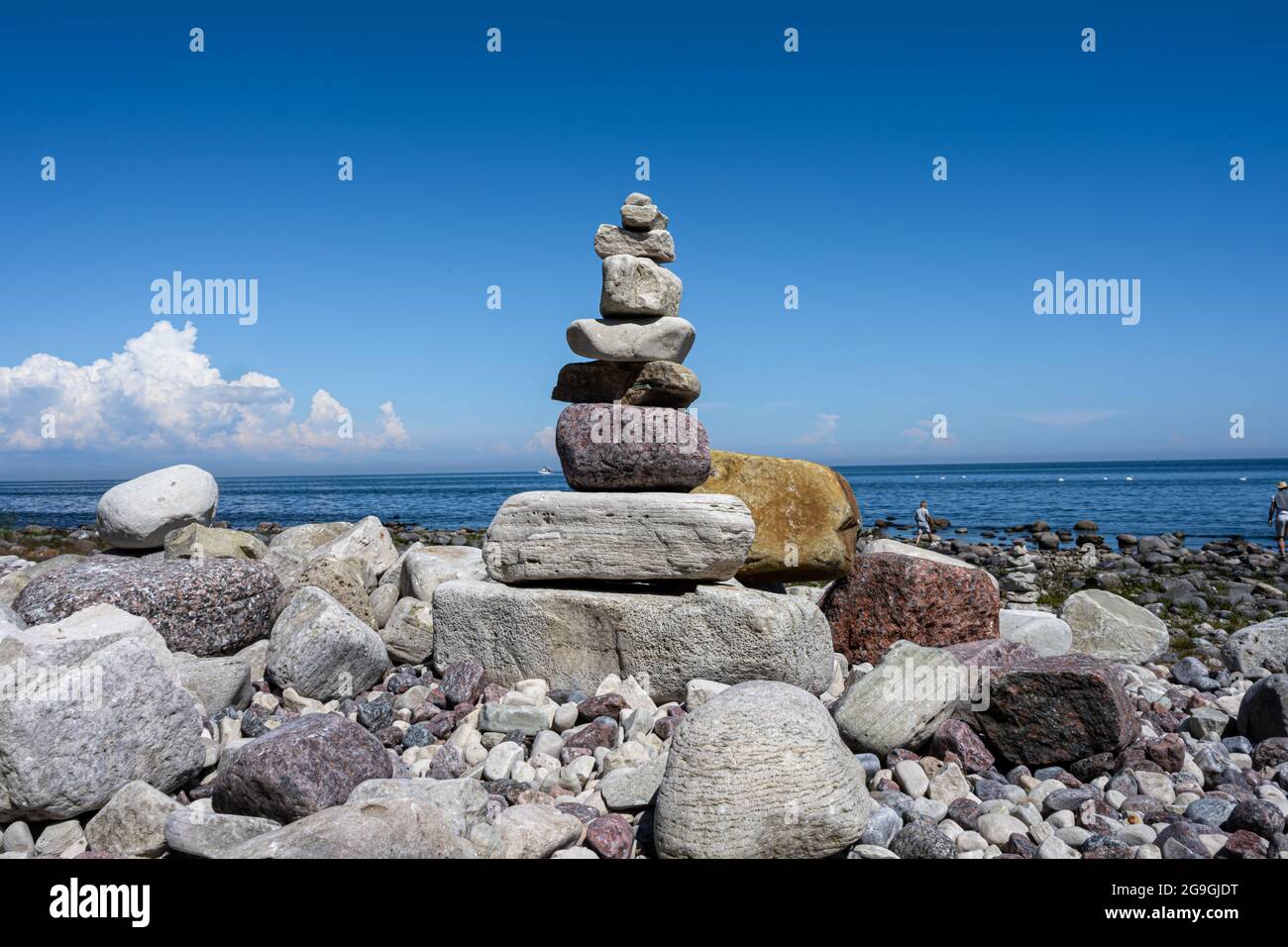 Une pile de pierres sur une plage. Photo de l'île d'Oland, en mer Baltique Banque D'Images