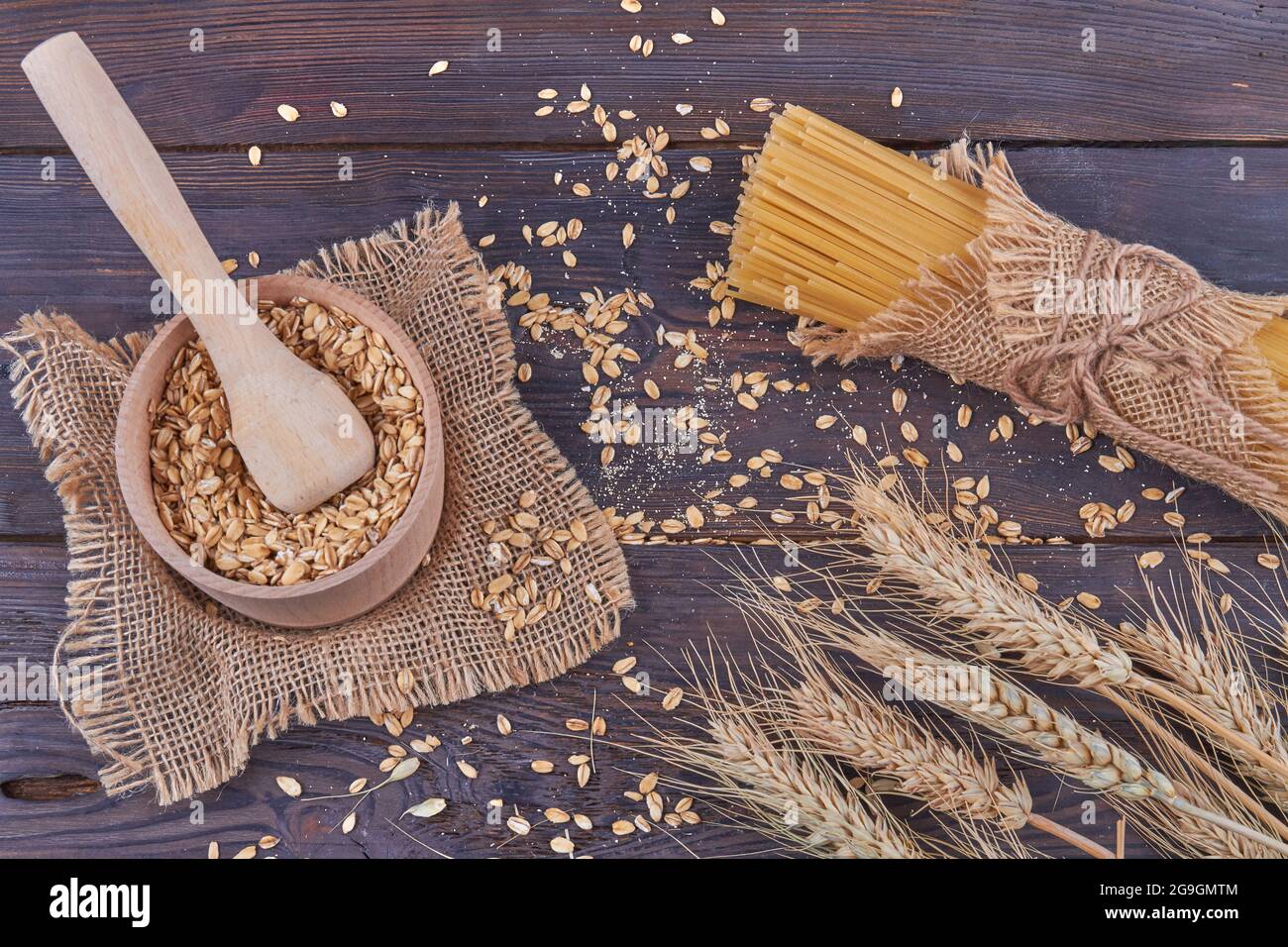 Vue de dessus composition des grains de blé sur fond noir. Banque D'Images Vue de dessus composition des grains de blé sur fond noir. Banque D'Images