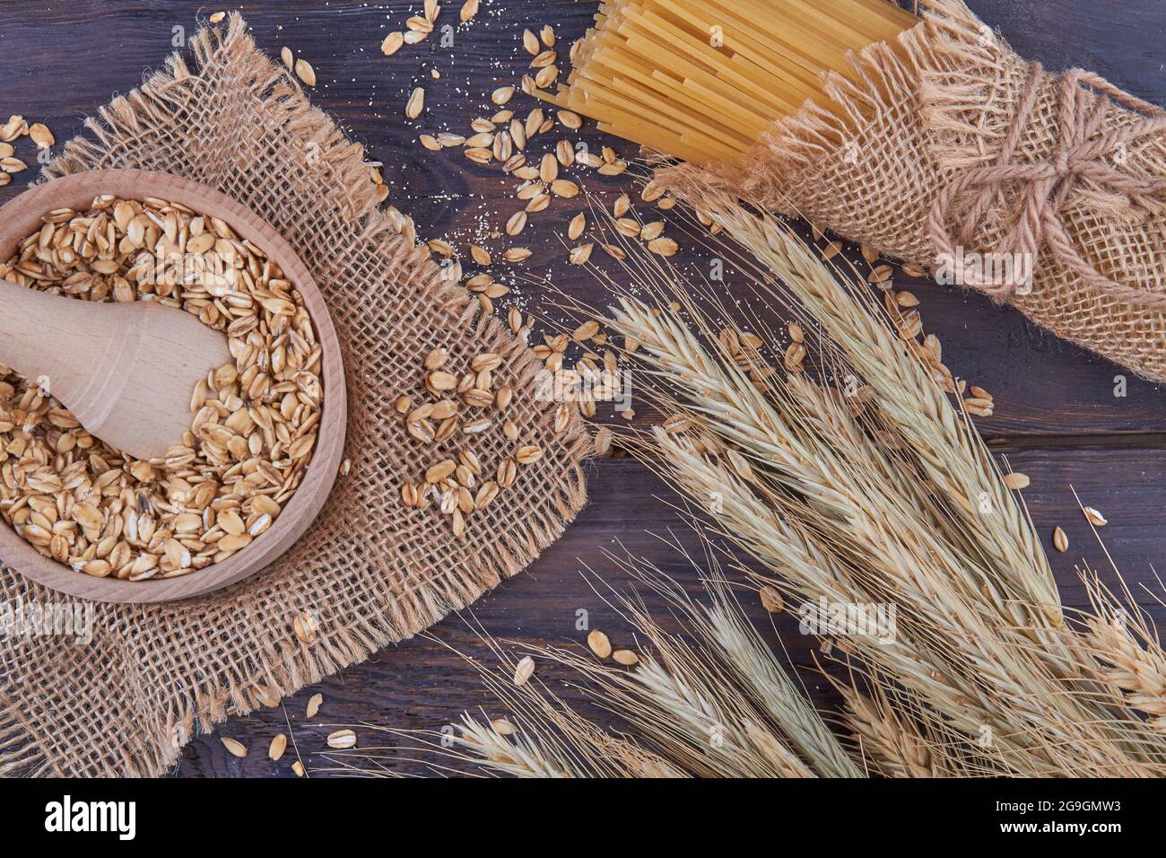 Vue de dessus grains de blé avec moulin à mortier et spaghetti. Banque D'Images Vue de dessus grains de blé avec moulin à mortier et spaghetti. Banque D'Images