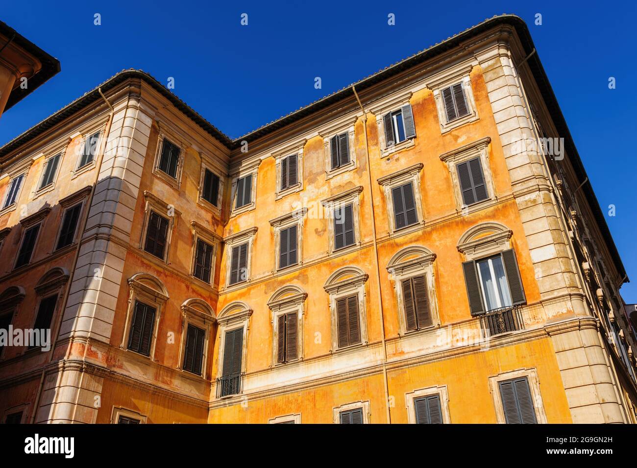 Vue typique de vieux bâtiments résidentiels habituels à Rome, Italie Banque D'Images