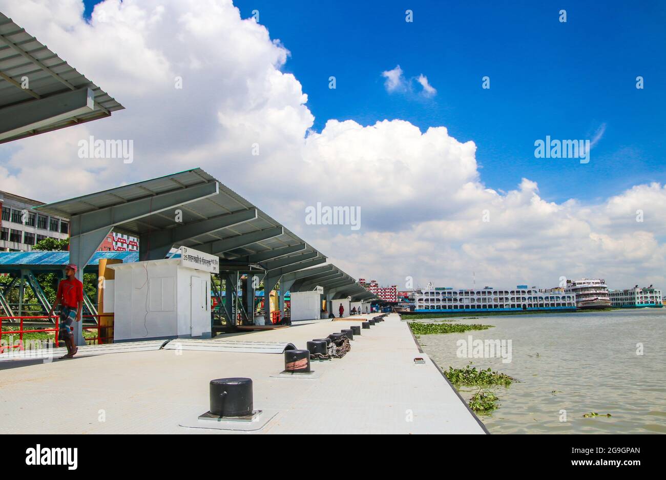 Fleuve Buriganga, Dhaka, Bangladesh : le fleuve Buriganga est toujours occupé avec des bateaux en bois et des ferries de passagers Banque D'Images