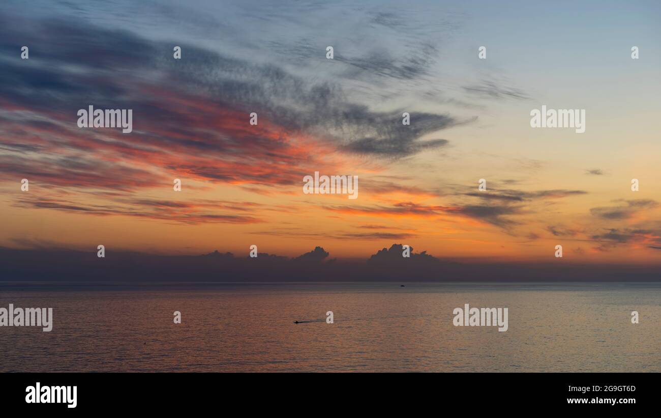 vue sur la mer avec un beau coucher de soleil sur le fond de la mer. Banque D'Images