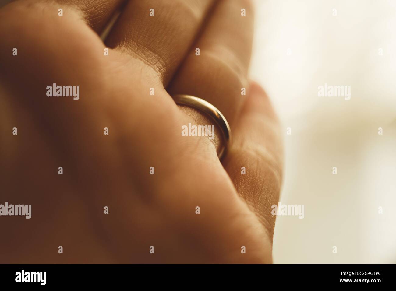 jeune femme main, photo macro de paume, anneau sur l'annulaire. Banque D'Images