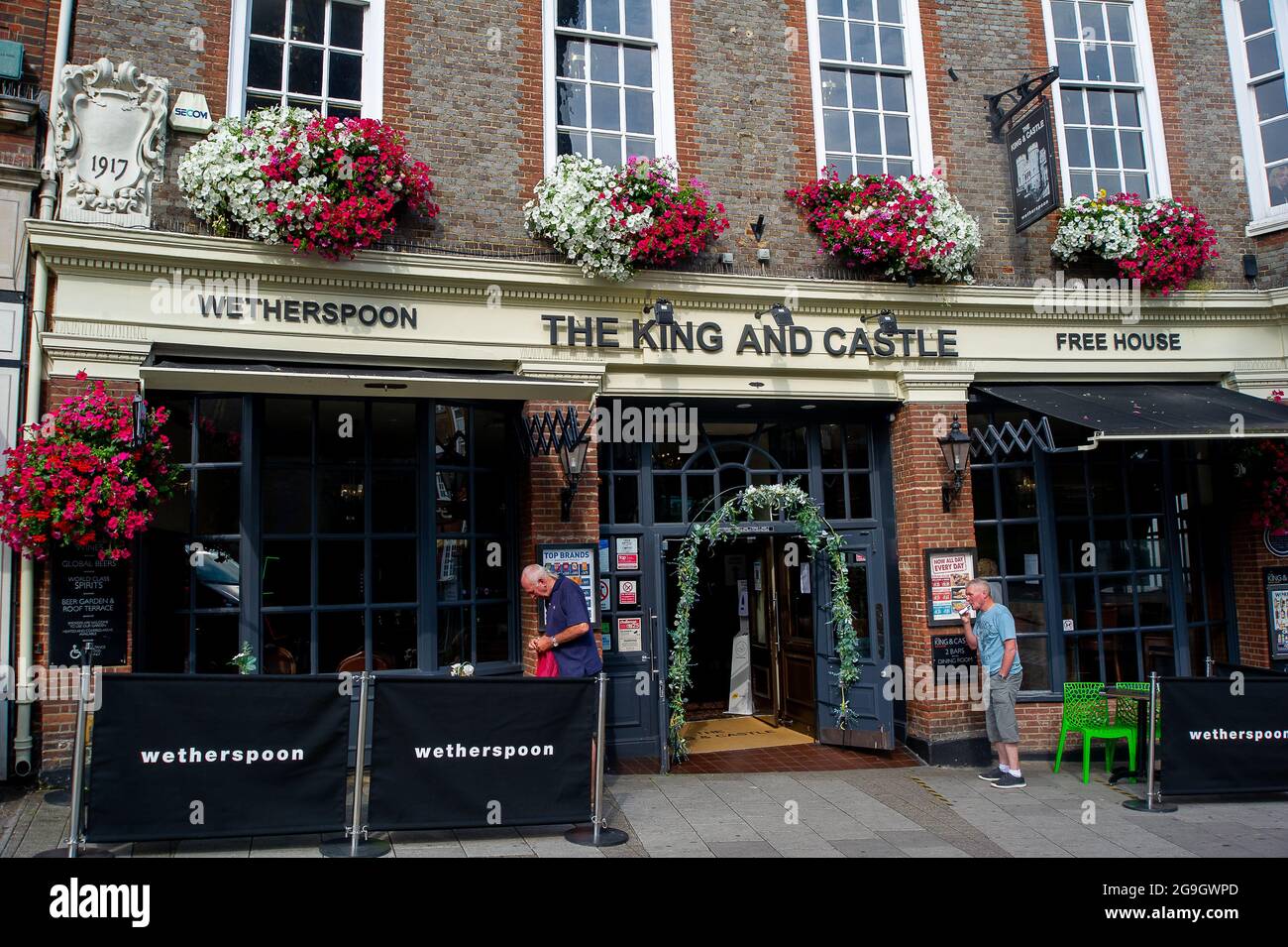 Windsor, Berkshire, Royaume-Uni. 26 juillet 2021. Le pub King and Castle Wetherspoon à Windsor. Tim Martin de la chaîne de pub J D Wetherspoon aurait averti que la récupération post Covid-19 est susceptible d'être mise en place bien sûr en raison des pings de l'application NHS Covid-19 Test and Trace. Crédit : Maureen McLean/Alay Live News Banque D'Images