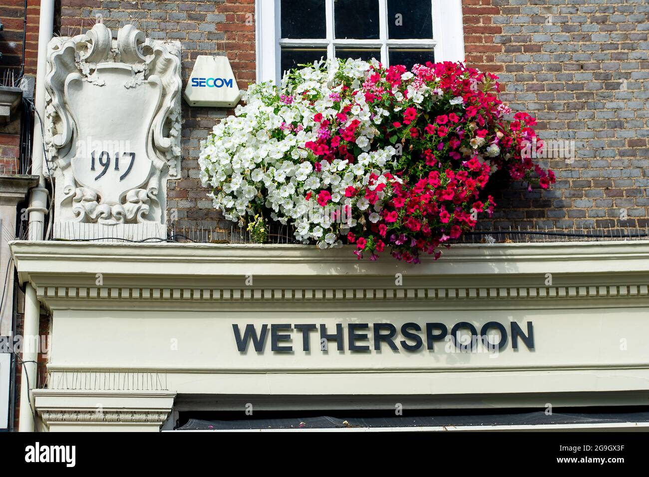 Windsor, Berkshire, Royaume-Uni. 26 juillet 2021. Le pub King and Castle Wetherspoon à Windsor. Tim Martin de la chaîne de pub J D Wetherspoon aurait averti que la récupération post Covid-19 est susceptible d'être mise en place bien sûr en raison des pings de l'application NHS Covid-19 Test and Trace. Crédit : Maureen McLean/Alay Live News Banque D'Images