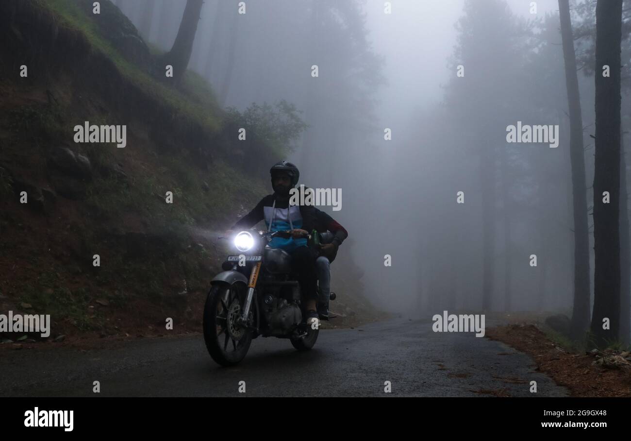 BANDIPORA, INDE, le 26 JUILLET 2021 - UN homme fait une moto dans le brouillard à côté de l'autoroute principale reliant Srinagar à Gilgit Bartistan dans le district de Bandipora le 26 juillet 2021. Le Col de Razdan est le seul col de haute altitude entre Srinagar et Gurez, à une hauteur de 11 672 pieds au-dessus du niveau de la mer. La route qui traverse le col, appelée autoroute Bandipora-Gurez, relie plusieurs villages éloignés, y compris ceux situés près de la LOC, à Bandipora et Srinagar. (Photo par Adil Abass/Pacific Press/Sipa USA) Banque D'Images