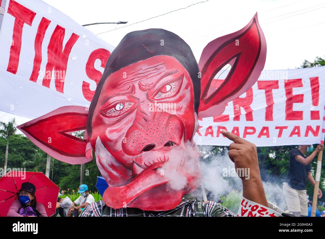 26 juillet 2021, ville de Quezon, région de la capitale nationale, Philippines: Les Philippins protestent contre le dernier discours sur l'État de la nation du président Rodrigo Roa Duterte.UN manifestant porte un masque avec le visage du président Duterte comme un cochon et donne un doigt sale. (Credit image: © George BUID/ZUMA Press Wire) Credit: ZUMA Press, Inc./Alamy Live News Banque D'Images