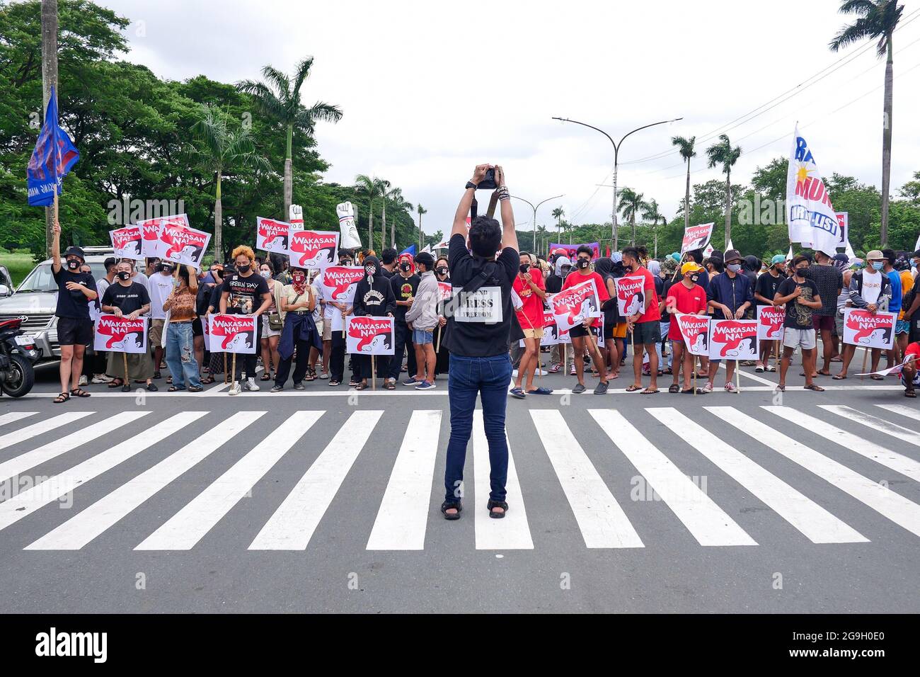 26 juillet 2021, Quezon City, région de la capitale nationale, Philippines: Les Philippins protestent sur le dernier discours de l'État de la nation du Président Rodrigo Roa Duterte.UN photographe avec une chemise imprimée Press Freedom prend une photo des manifestants. (Credit image: © George BUID/ZUMA Press Wire) Credit: ZUMA Press, Inc./Alamy Live News Banque D'Images