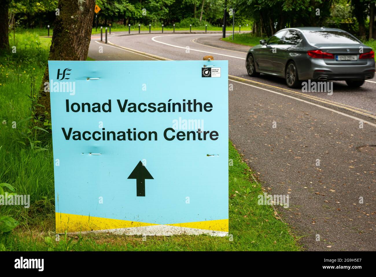 Panneau du Centre de vaccination sur Mission Road, Killarney, comté de Kerry, Irlande Banque D'Images