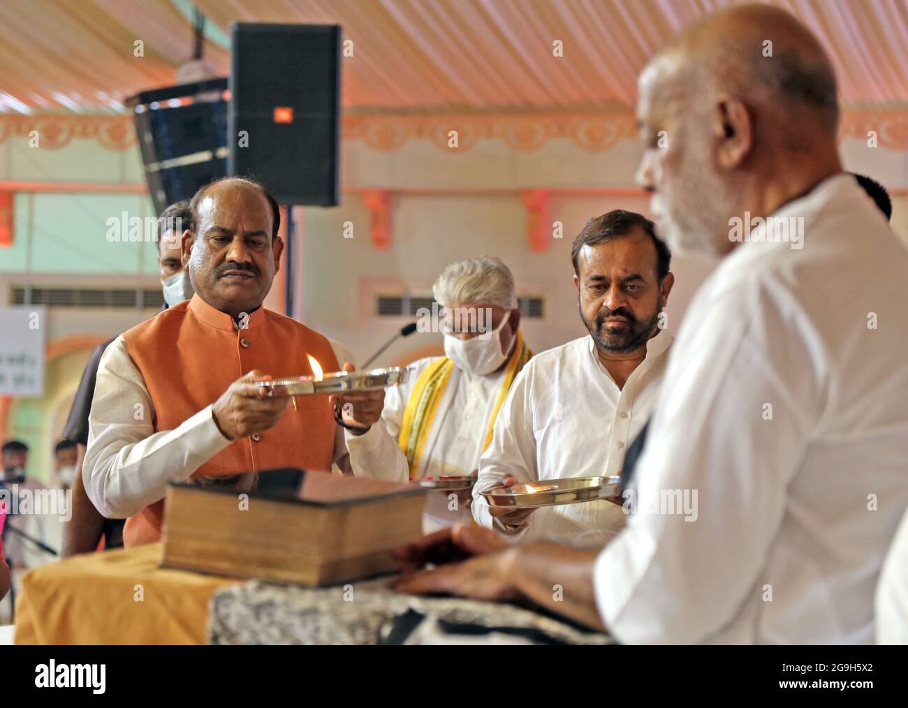 Le Président de Lok Sabha du Parlement indien Om Birla interprète aarti du livre Saint Ramayan dans RAM Katha de Hindu Sant Morari Bapu dans Nathdwara. (Photo de Sumit Saraswat/Pacific Press) Banque D'Images
