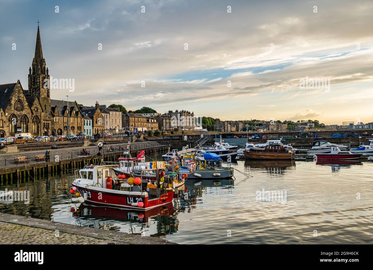 Petits bateaux de pêche amarrés dans le port de Newhaven au coucher du soleil, Édimbourg, Écosse, Royaume-Uni Banque D'Images