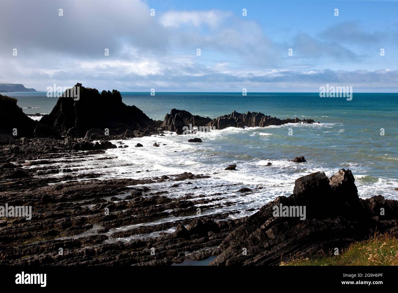 Hartland Quay situé à North Devon près de la frontière avec Cornwall. Les falaises spectaculaires et les rochers accidentés offrent une vue imprenable sur la côte. Banque D'Images