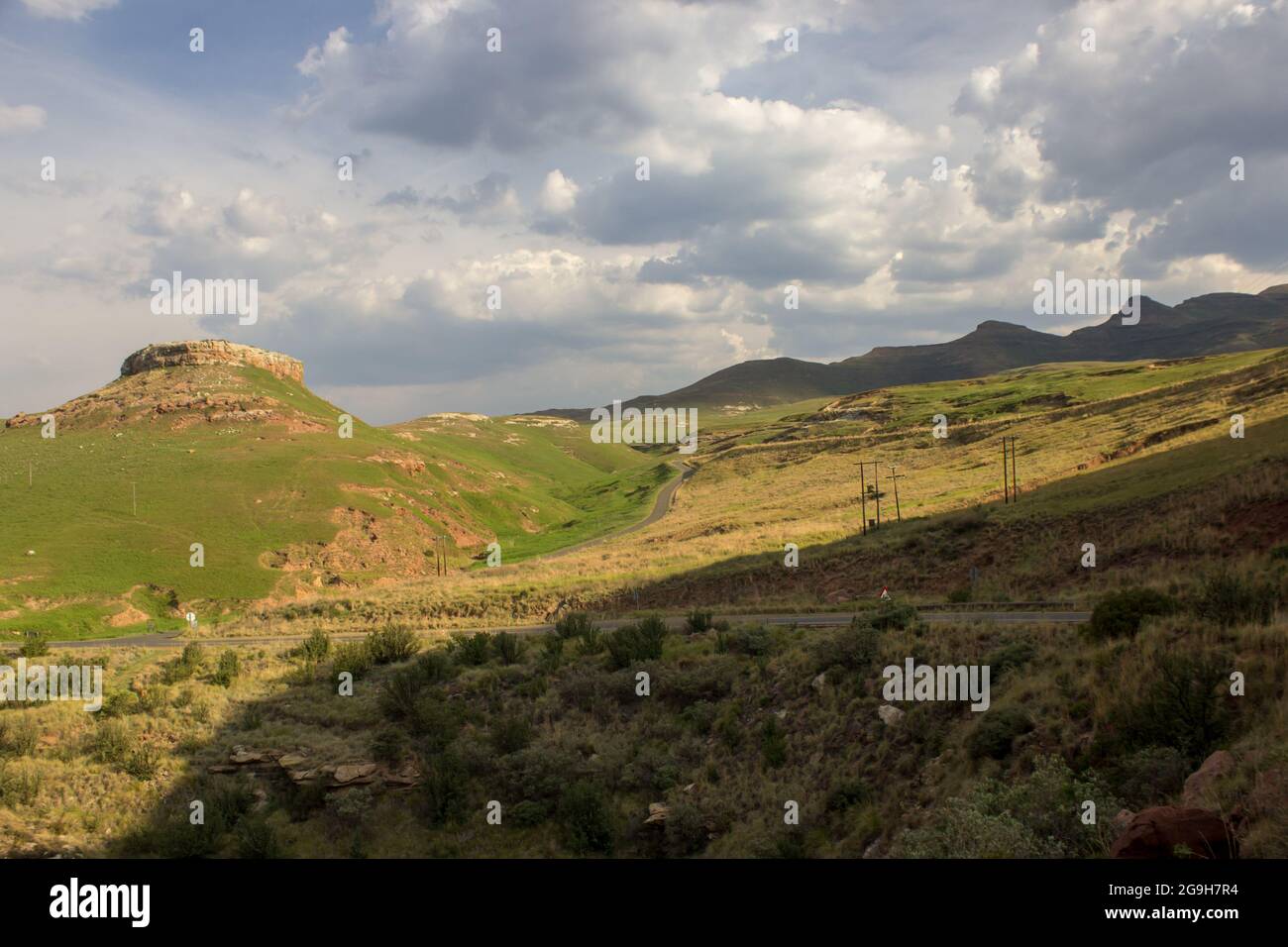 Vue en fin d'après-midi sur les prairies alpines des Afroalpines du parc national des Golden Gate Highlands dans les montagnes du Drakensberg, en Afrique du Sud, avec les dis Banque D'Images