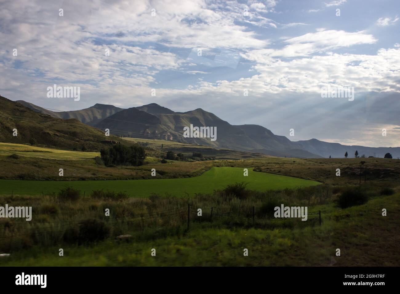 Les rayons du soleil du matin, qui se brisent à travers les nuages, éclairent les montagnes du Drakensberg dans la région libre de l'Afrique du Sud Banque D'Images