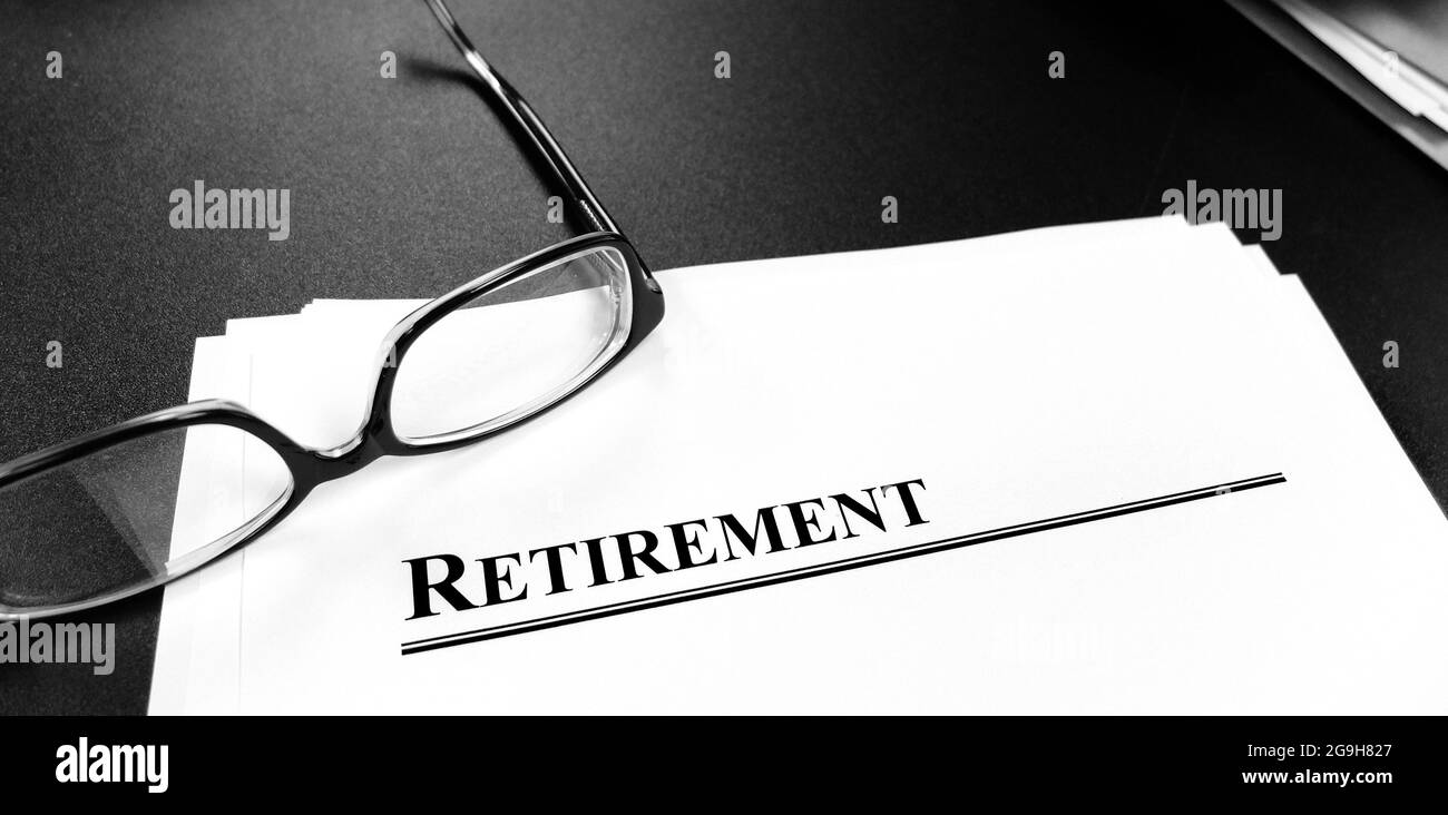 Documents de planification de la retraite sur le bureau avec lunettes pour le plan de retraite Banque D'Images