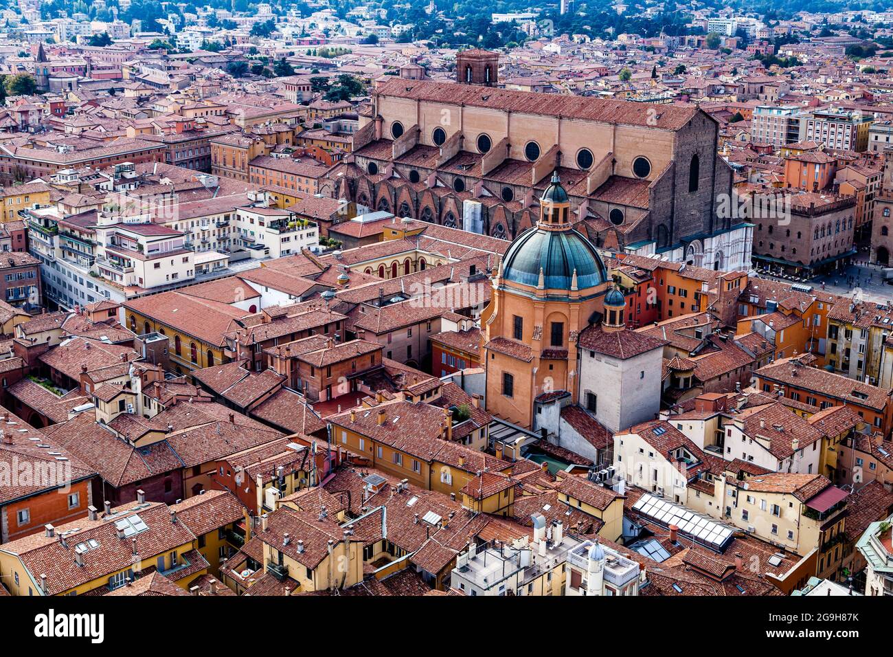 Vue sur les rues de Bologne Italie depuis la Tour Asinelli restaurée au coeur de la ville. Banque D'Images