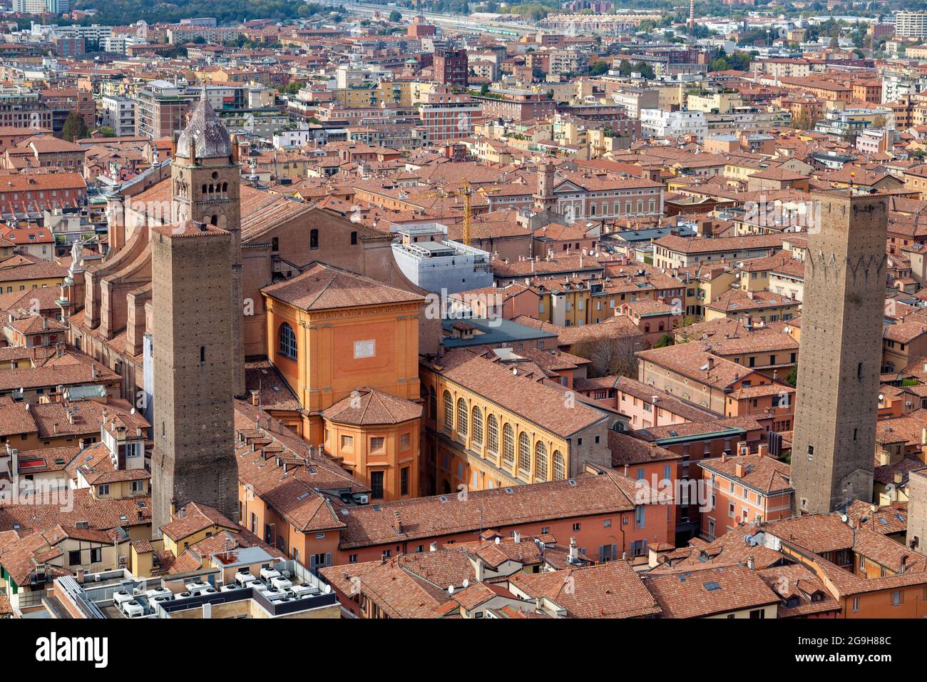 Vue sur les rues de Bologne Italie depuis la Tour Asinelli restaurée au coeur de la ville. Banque D'Images