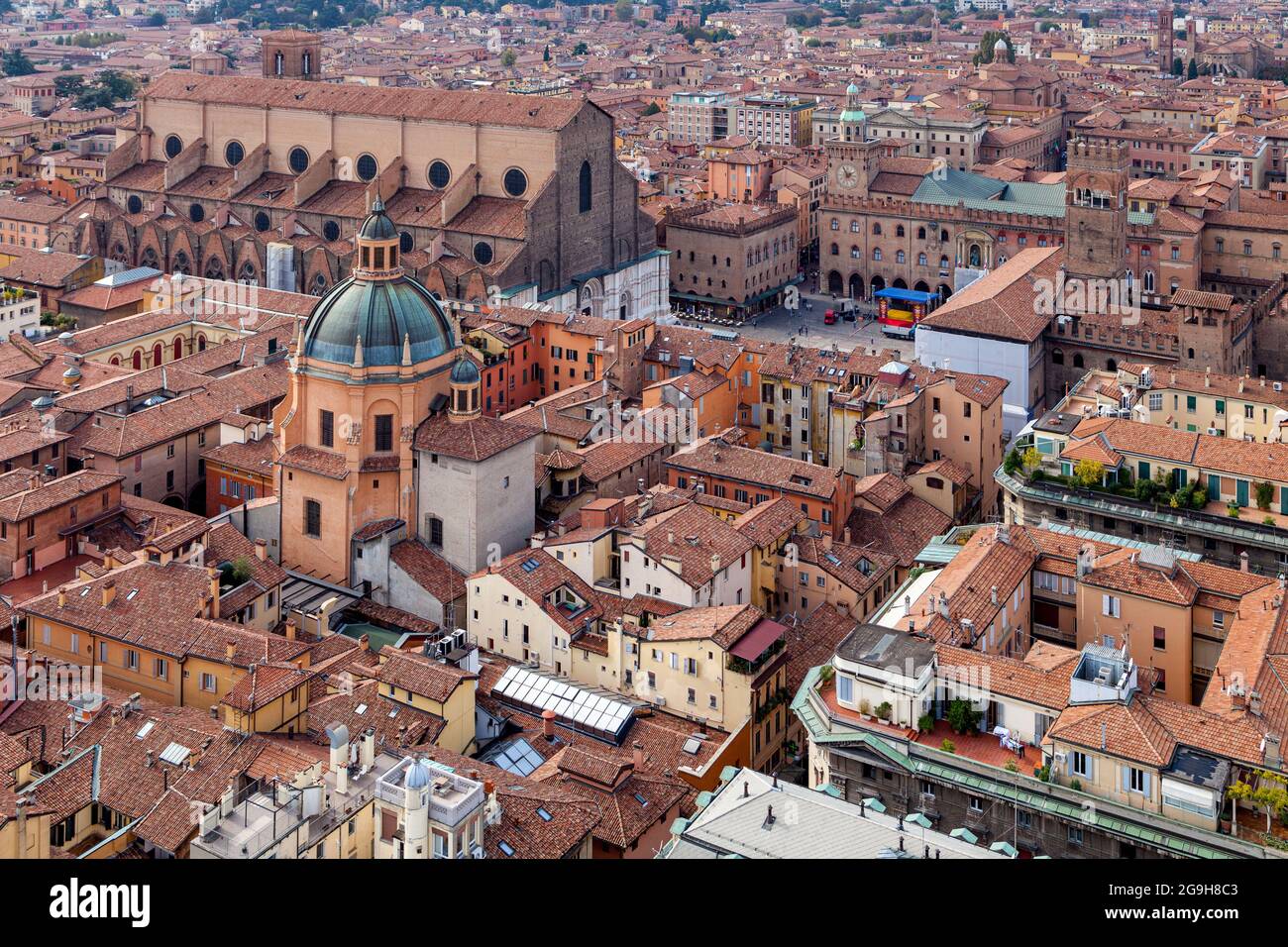 Vue sur les rues de Bologne Italie depuis la Tour Asinelli restaurée au coeur de la ville. Banque D'Images