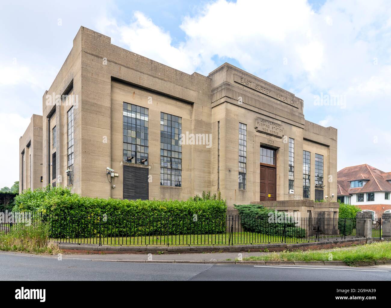 Station de pompage Leatherhead. Construit dans un style Art déco moderniste. Utilisé pour pomper l'eau des puits artésiens de Fetcham vers les travaux de traitement de Hawks Hill. Banque D'Images