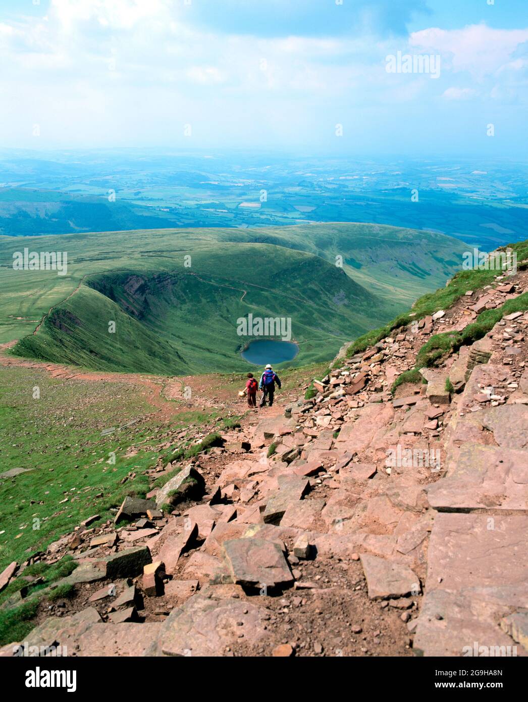 les marcheurs se débaissant du sommet du maïs du, brecon beacon, powys, pays de galles. Banque D'Images