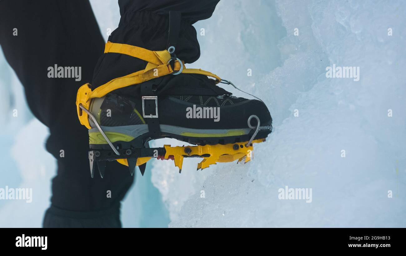 Gros plan d'une chaussure d'escalade sur glace avec des crampons, des  pointes métalliques coupantes qui dépassent du fond des bottes et creusent  dans la glace Photo Stock - Alamy