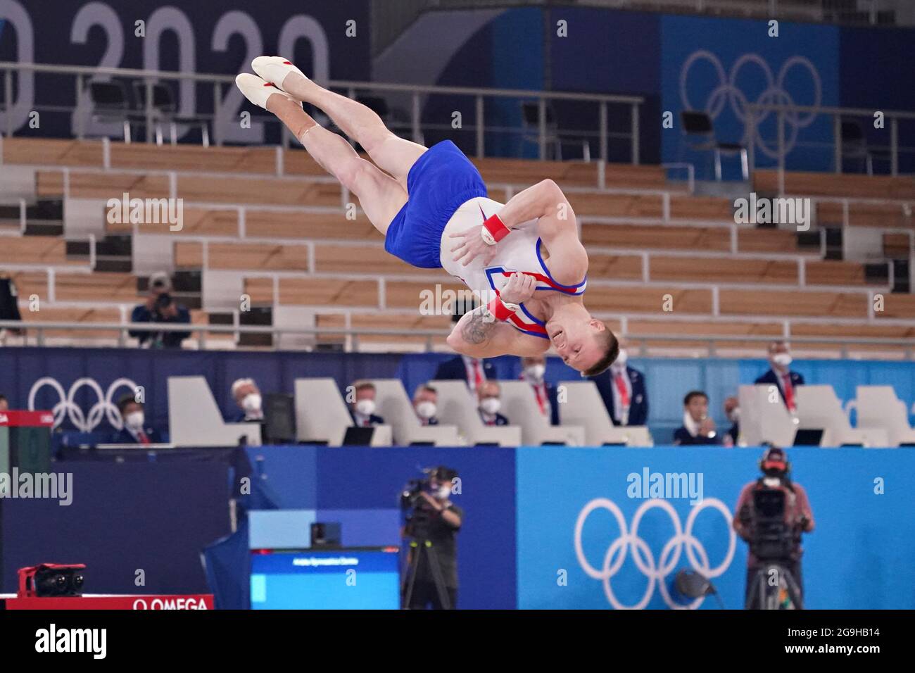Tokyo, Japon. 26 juillet 2021. Le gymnaste du Comité olympique russe Artur Dalaloyan, effectue son exercice de plancher lors de la finale de l'équipe masculine au Centre de gymnastique Ariake aux Jeux Olympiques de Tokyo, au Japon, le lundi 26 juillet 2021. Le ROC a pris l'or, le Japon l'argent et la Chine le bronze. Photo de Richard Ellis/UPI. Crédit : UPI/Alay Live News Banque D'Images