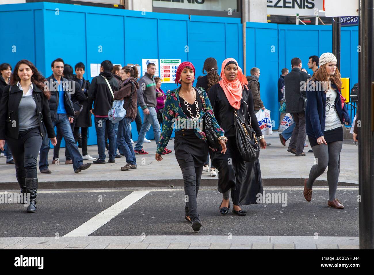 Londres, Royaume-Uni - 2019 novembre, les gens traversent la rue à l'heure de pointe sur Oxford Street, la principale rue commerçante. Banque D'Images