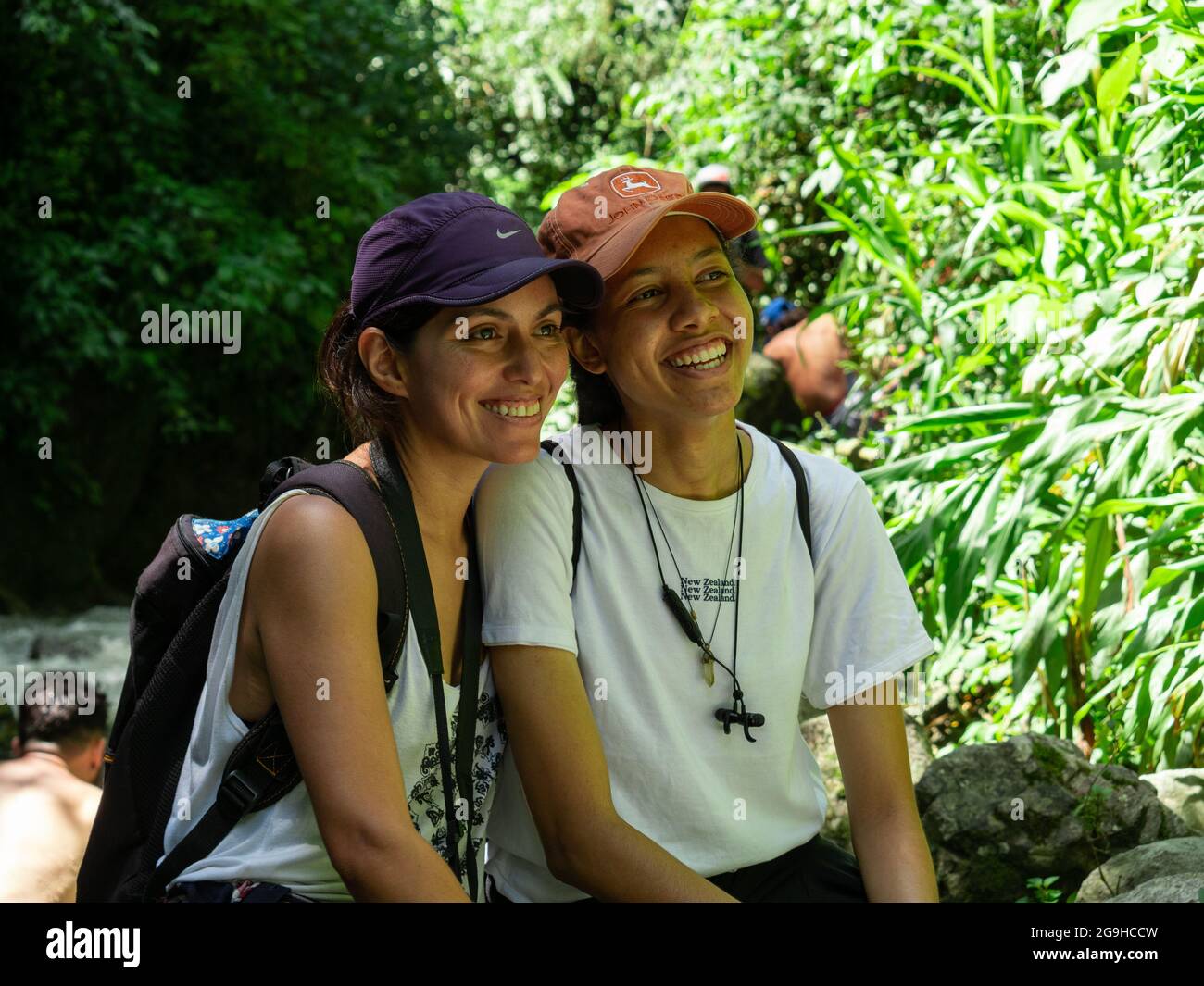 Amaga, Antioquia, Colombie - juillet 18 2021 : couple de jeunes femmes hispaniques riant les unes avec les autres au milieu de la nature Banque D'Images