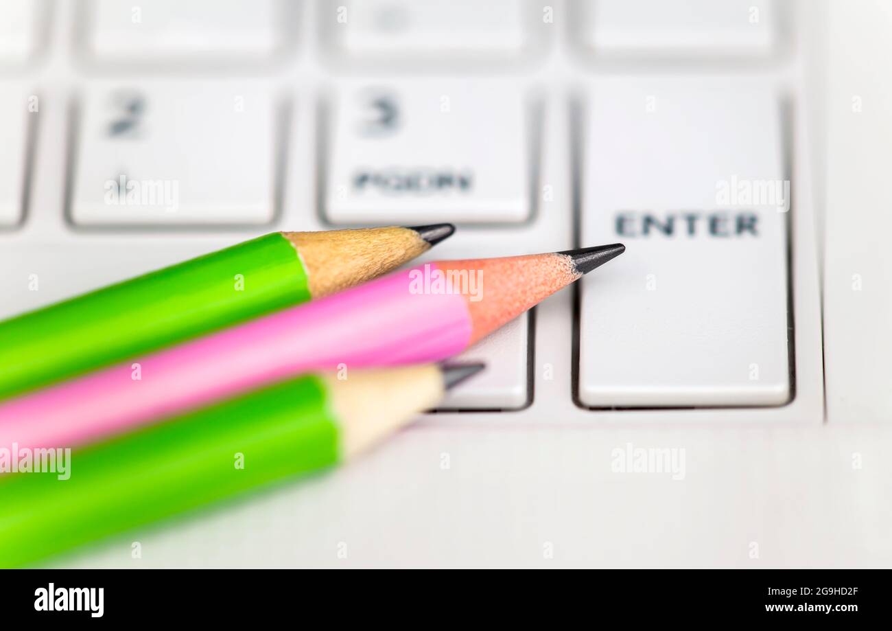 Retour à l'école. Crayons sur un clavier d'ordinateur portable. Banque D'Images
