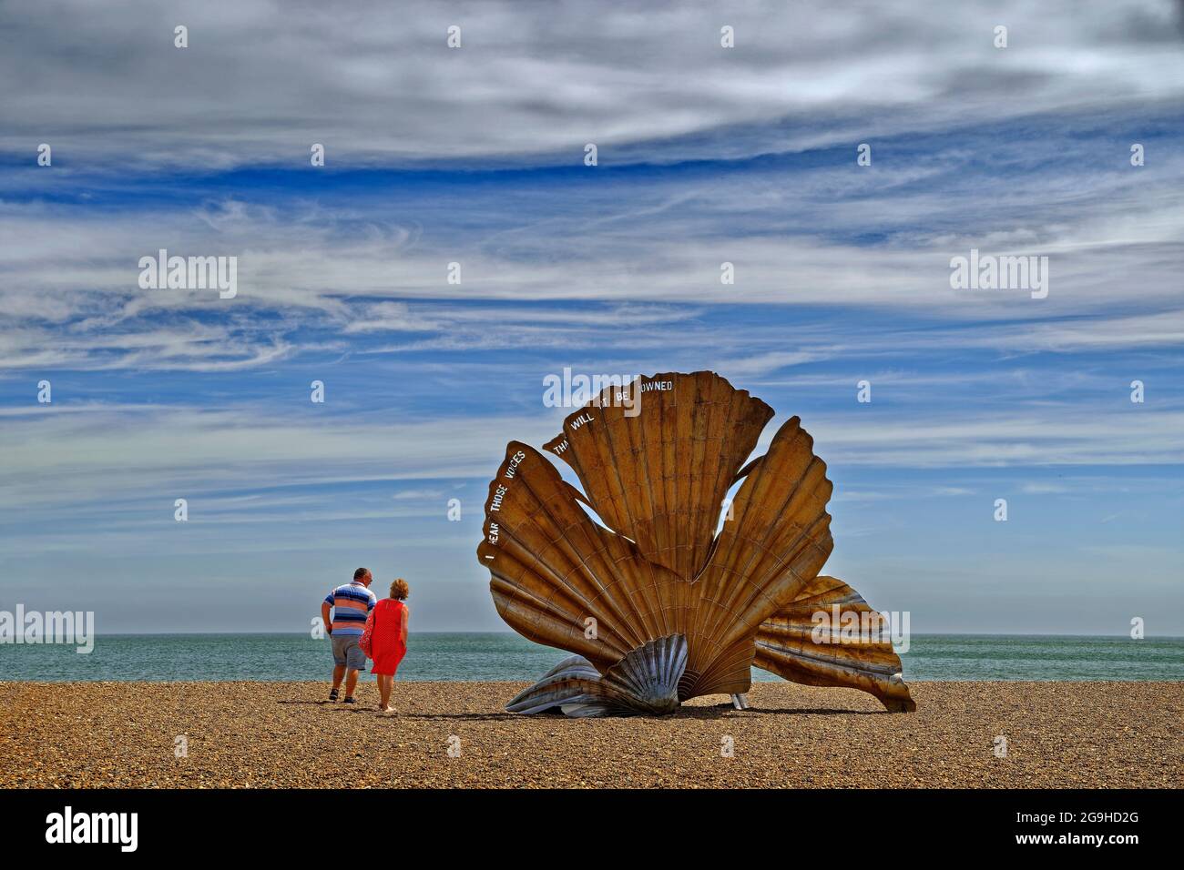 Le mémorial hommage à Benjamin Britten Scallop Shell sur la plage d'Aldeburgh, Suffolk, Angleterre. Banque D'Images