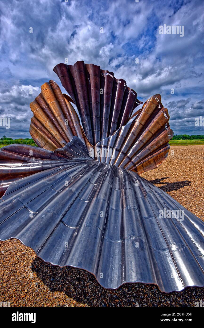 Le mémorial hommage à Benjamin Britten Scallop Shell sur la plage d'Aldeburgh, Suffolk, Angleterre. Banque D'Images