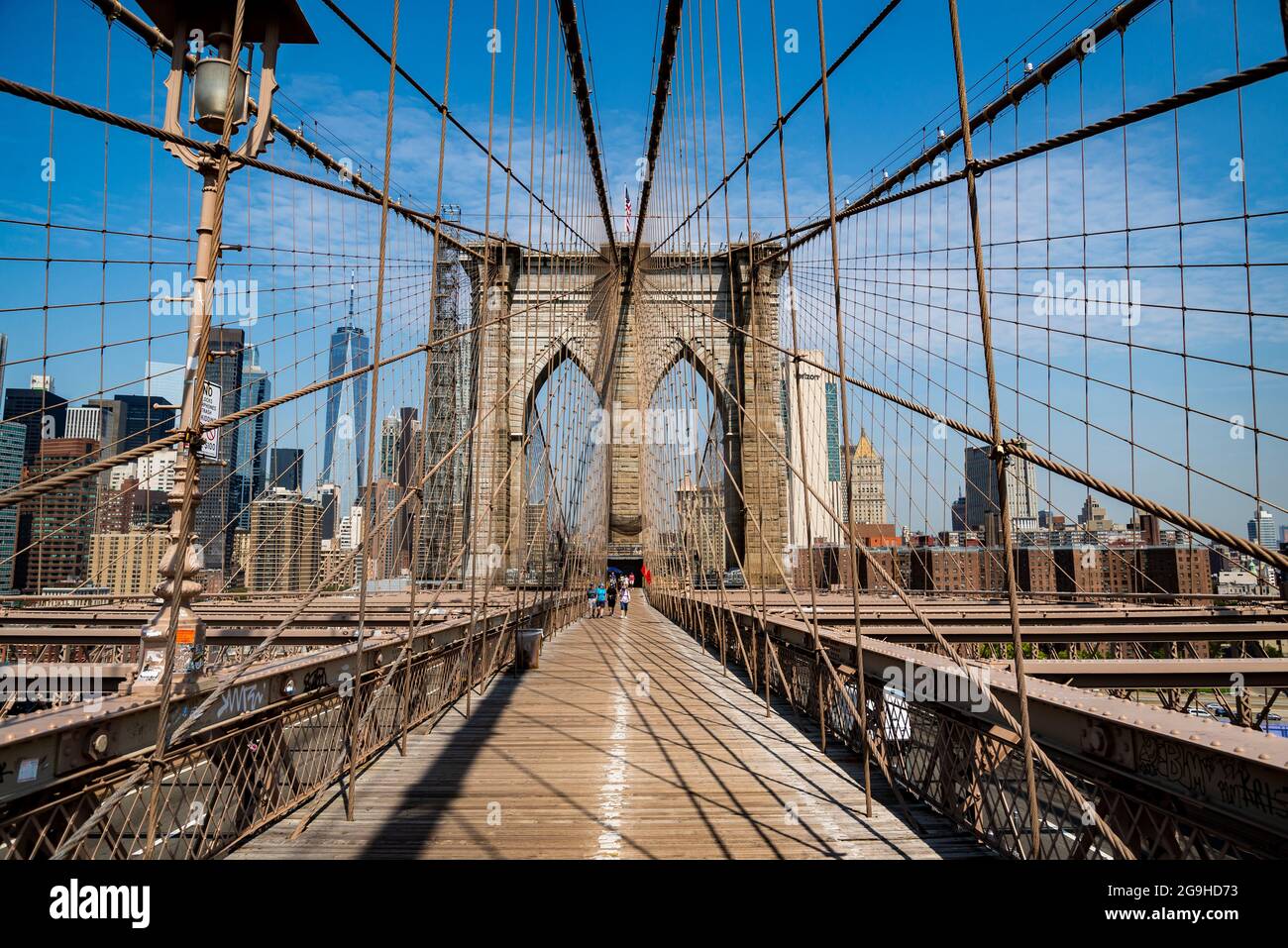 NEW YORK CITY - 17 JUILLET 2021 : vue sur les gratte-ciel de Broklyn depuis le pont de Brooklyn. Banque D'Images