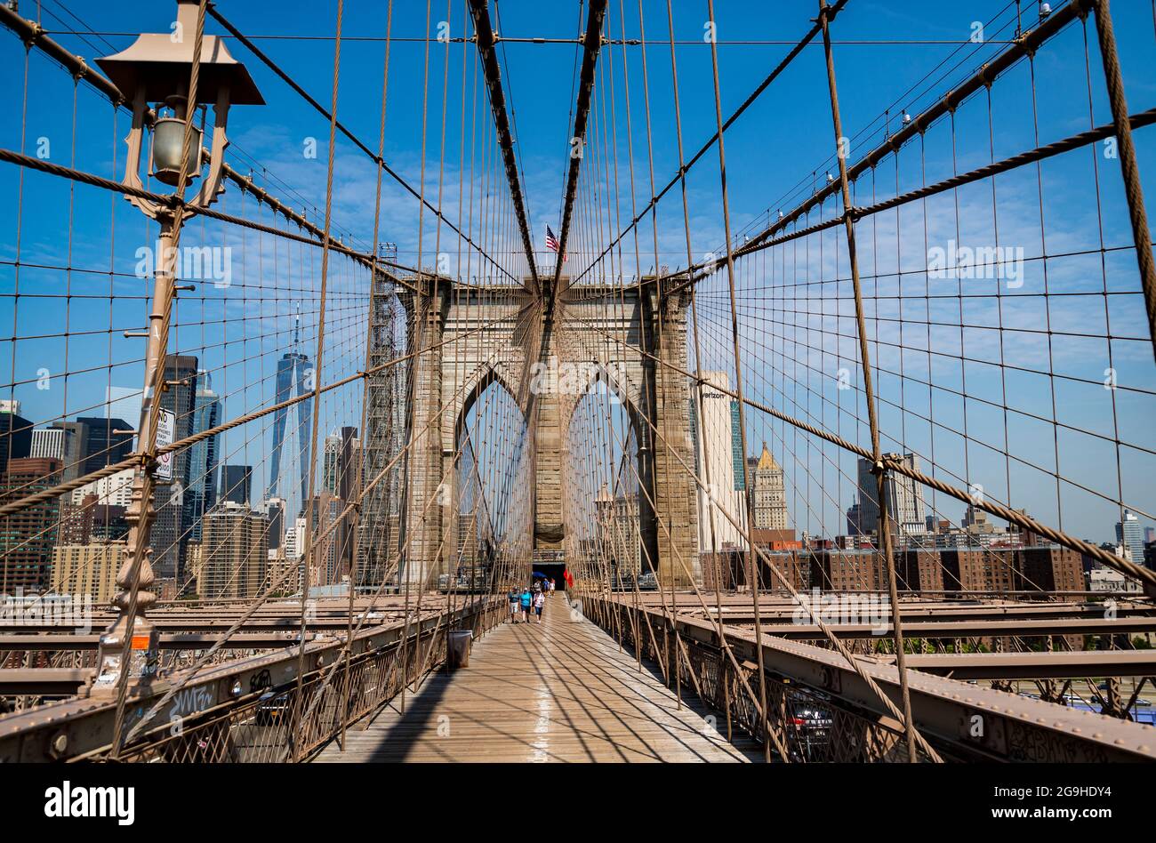 NEW YORK CITY - 17 JUILLET 2021 : vue sur les gratte-ciel de Broklyn depuis le pont de Brooklyn. Banque D'Images