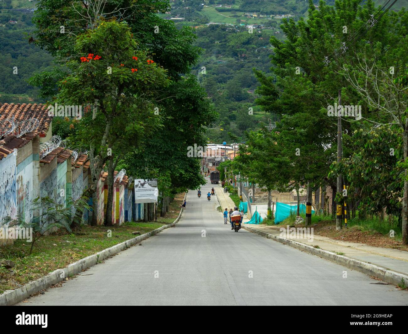Amaga, Antioquia, Colombie - juillet 18 2021 : rue raide avec peu de motos en voiture Banque D'Images